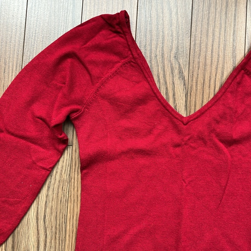 Guess v-neck 3/4 sleeve sweater size medium - Picture 3 of 6